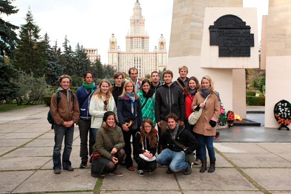 Группа студентов на фоне Московского государственного университета 