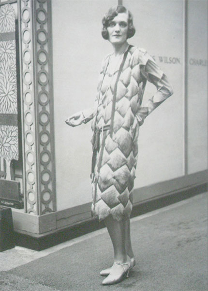 Великая княгиня Мария Романова в платье дома русской вышивки «Китмир» на выставке Art Deco в Париже, Гран Пале, 1925 г.