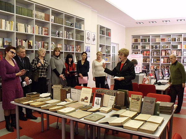 Презентация коллекции редких книг в Русском центре. В центре — Ольга Здебская