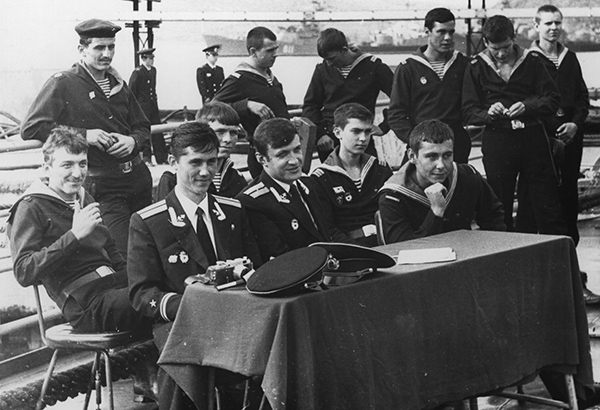 Гвардии старший лейтенант Смолянников (в центре) проводит занятие с экипажем крейсера по истории корабля с именем «Варяг»