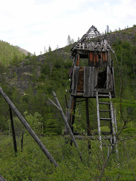 Сторожевая вышкаТерритория бывшеголагпункта Ольчан-2Фото: Виртуальный музей ГУЛАГа