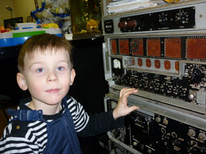 Юный радиолюбитель Дима Бойко (4 года) осваивает военную технику.