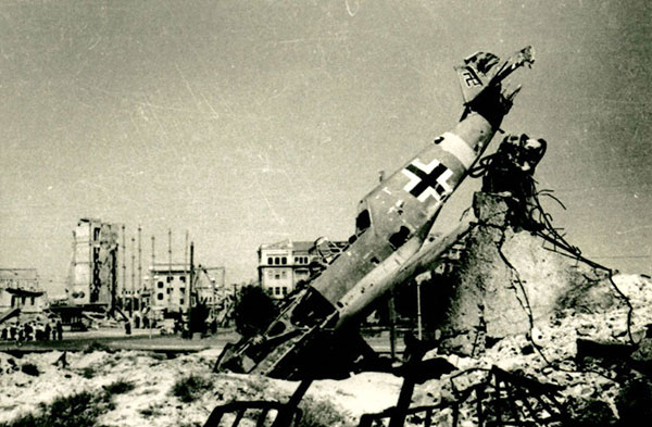 Сбитый Мессершмитт в центре Сталинграда