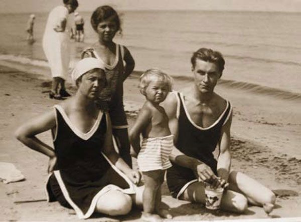 Николай Кузнецов с семьей на Рижском взморье. 1927 год