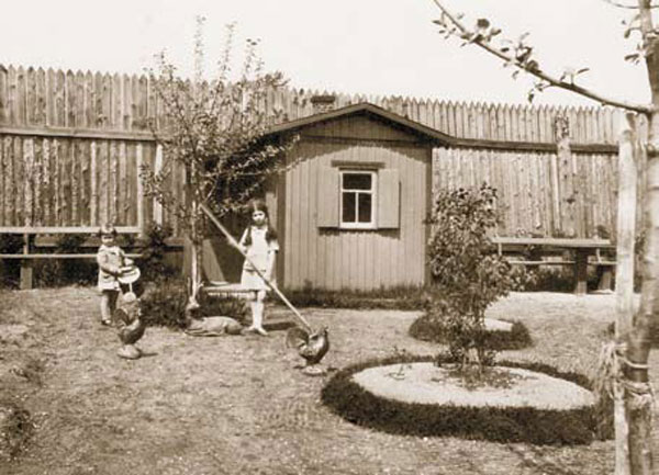 В саду у Кузнецовых. 1928 год