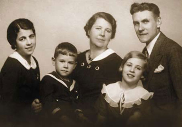 Николай Кузнецов с женой Софьей и детьми (слева направо) Натой, Кириллом, Мариной. 1938 год