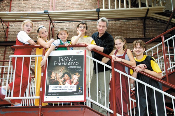 Director of Piano Vladimir Chikishev with actors (left to right) Lena Galkina, Lena Zakharova, Kirill Trushov, Anton Larionov, Nastya Fadeeva and Ilya Galkin following a performance, Essen, 2010 / Photo provided by the pantomime theater Piano