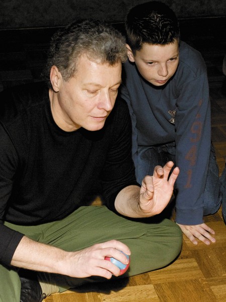 Vladimir Chikishev holding a master class at the 11th World Festival of Children’s Theatre in Lingen, 2010 / Photo provided by the pantomime theater Piano