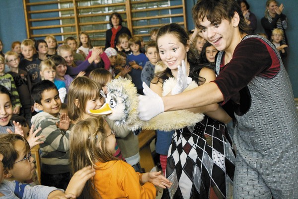 Nastya Fadeeva and Ilya Galkin – clowns who have grown wings, Piano-Fortissimo Project. Essen, 2010 / Photo provided by the pantomime theater Piano