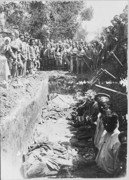 Похороны в дер. Маркопиль в феврале 1917 года. Из жизни 24-го Стрелкового Сибирского полка на фронте 1914–1917 годов / Фото: ПРЕДОСТАВЛЕНО М.ЗОЛОТАРЕВЫМ