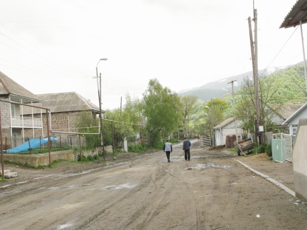 По Центральной улице русского села / Фото: ПРЕДОСТАВЛЕНО АВТОРОМ