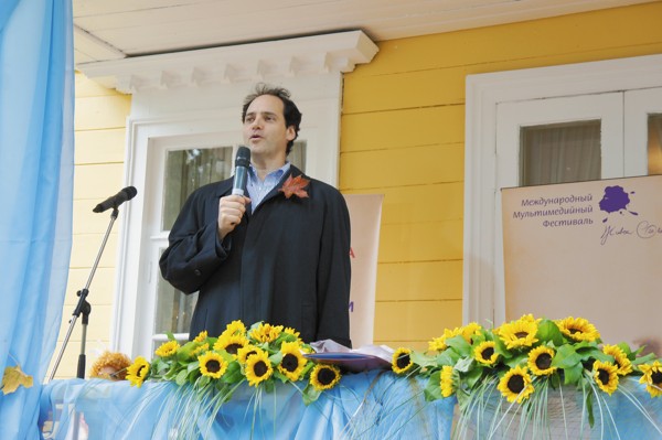 Pushkin’s verse in Russia and English – Julian Lowenfeld reads on the porch of the Boldino estate… / Photo provided by author