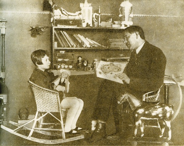 Chukovsky with his daughter Maria / Photo provided by Mikhail Zolotarev