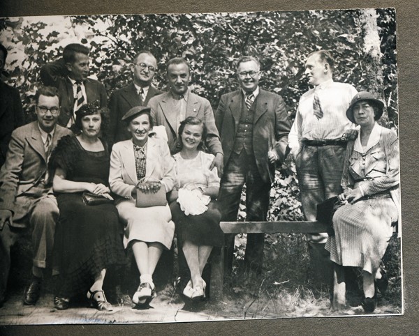 Галина (в центре) с участниками Кемерского турнира и их женами. 1937 год / Фото: ИЗ АРХИВА Г. ПЕТРОВОЙ-МАТИСА