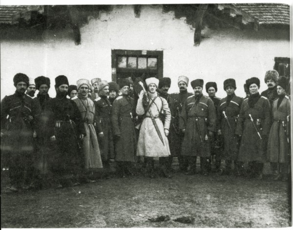 Великий князь Михаил Александрович с офицерами Дикой дивизии. 1914 год / Фото: ПРЕДОСТАВЛЕНО М.ЗОЛОТАРЕВЫМ