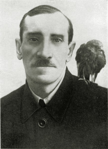 Alexander Grin (1880-1932) with his falcon / Photo provided by M. Zolotarev