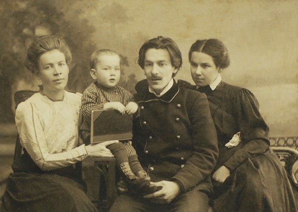Nikolai Pinegin with his wife Alevtina, son Yuri and sister Maria prior to expedition to the North Pole, St. Petersburg, 1912 / Photo from personal archive