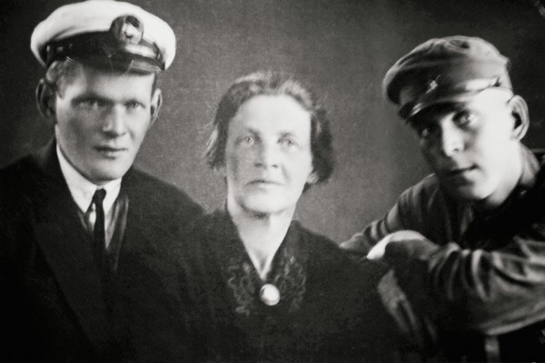 First wife of Nikolai Pinegin, Alevtina, with their son\'s Yuri and Dasy, in the 1930s / Photo from personal archive