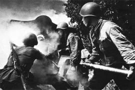 Советские солдаты отражают
атаку врага