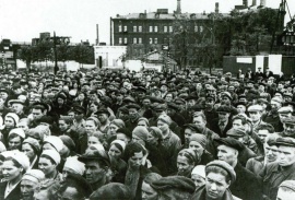 Рабочие завода слушают заявление о начале войны.
