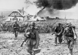 Нацисты вели особую войну, войну на уничтожение. За спиной
наступавших подразделений вермахта оставались пылающие деревни.