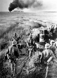 Немецкие солдаты пересекают государственную границу СССР.                                            