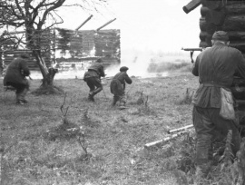 Партизаны выбивают из деревни немецкий карательный отряд