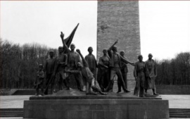 Памятник восставшим узникам
Бухенвальда