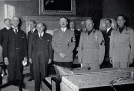 29-30 сентября 1938г. в Мюнхене состоялась конференция глав
правительств Великобритании (Н. Чемберлен), Франции (Э. Даладье),
Германии (А. Гитлер) и Италии (Б. Муссолини)