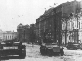 Гитлеровские самоходные орудия на одной
из улиц города Харькова, 1941 год.