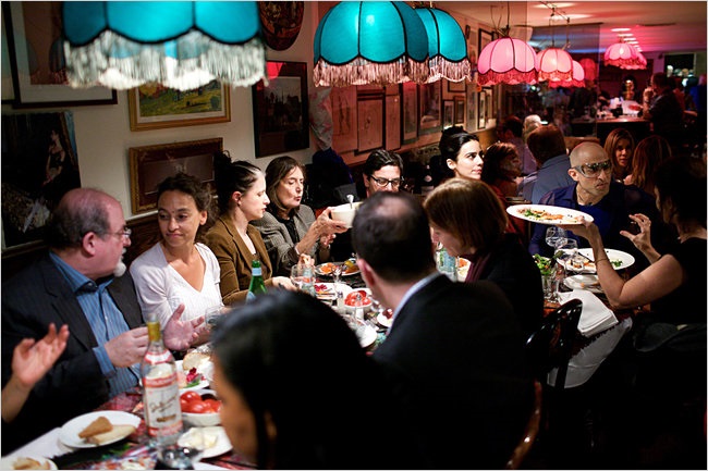 Салман Рушди и другие знаменитости в ресторане &laquo;Русский самовар&raquo;, Нью-Йорк. Фото The New York Times