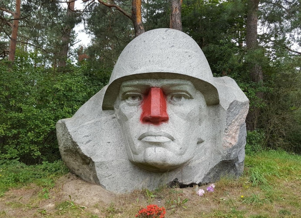 Desecrated Soviet Solgier monument, Lithuania @alytusplius.lt