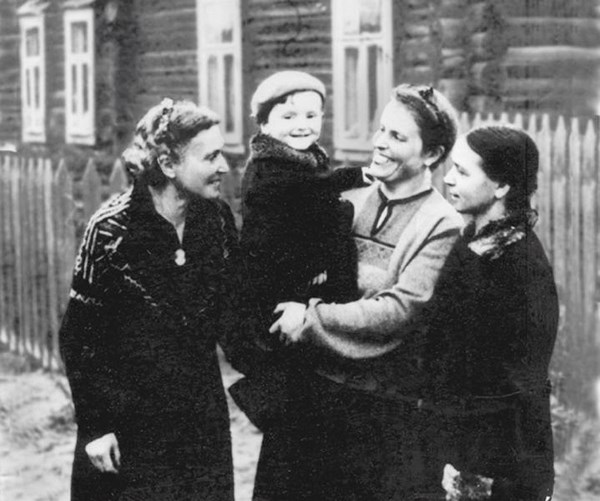 Brodsky with his family in evacuation; the photo was taken by the camera of his father who visited his family in Cherepovets / Photo provided by the author