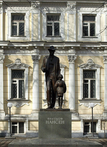 Памятник Ф. Нансену в Большом Левшинском переулке в Москве