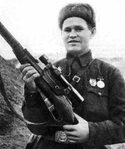 Василий Зайцев со снайперской винтовкой