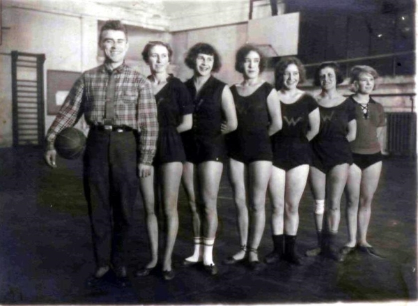 Женская команда ВХУТЕМАСа по волейболу, 1927 г.
