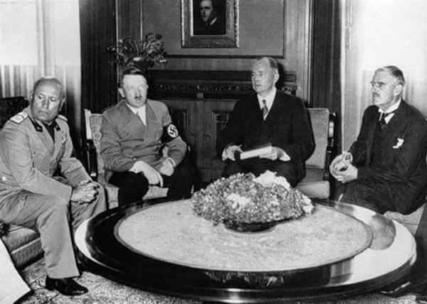 Подписание Мюнхенского соглашения, 1938 г.: Муссолини, Гитлер, Даладье, Чемберлен