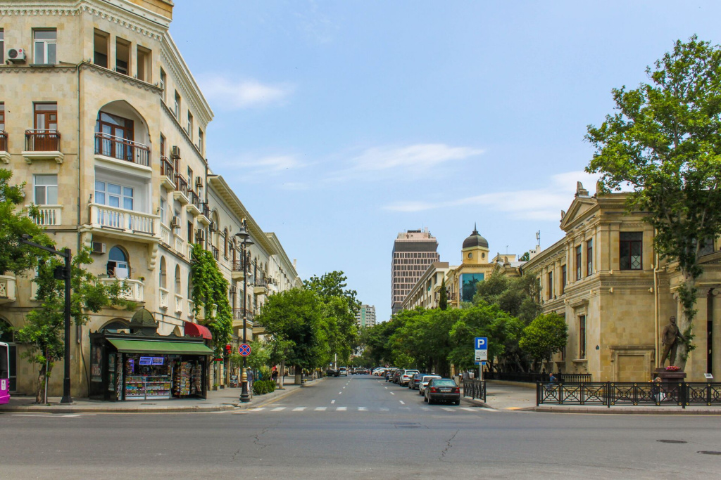 Улица Низами. Баку. Фото: Sefer azeri / ru.ruwiki.ru (CC BY-SA 4.0)###https://ru.ruwiki.ru/wiki/Улица_Низами_(Баку)#/media/Файл:Nizami_və_Rəşid_Behbudov_küçələrinin_kəsişməsi.jpg