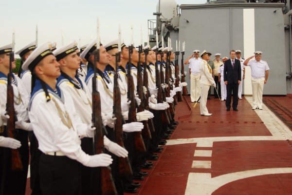 Посол России в Мьянме на борту БПК «Адмирал Виноградов»