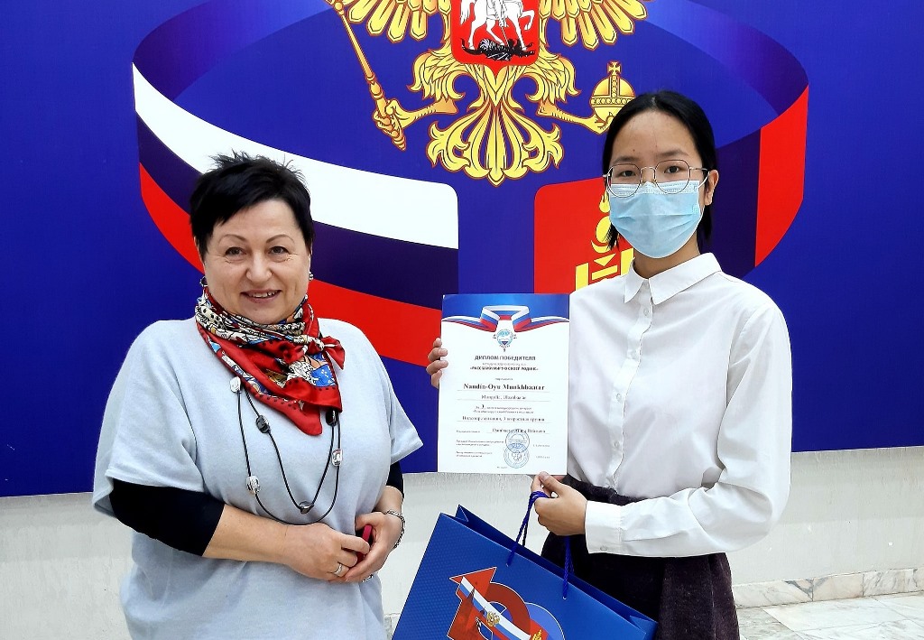 Валерия Кильпякова (слева) с участницей конкурса в РЦНК. Фото предоставлено автором