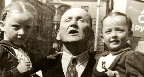 Александр Вертинский с дочерьми на руках