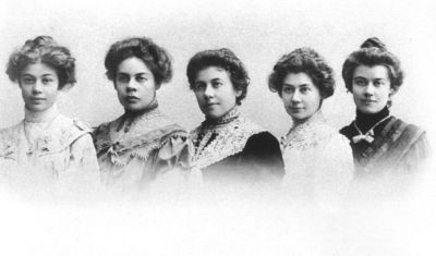 Сёстры Гнесины (слева направо): Ольга, Елена, Евгения, Мария и Елизавета