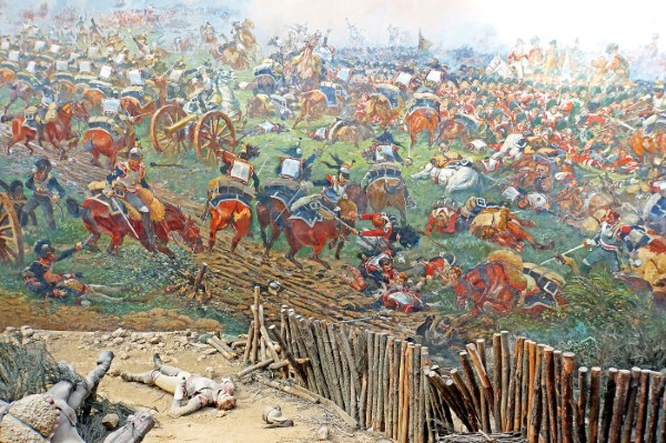 Герцог Веллингтон со штабом укрывается в центре пехотного каре от атаки французских кирасиров / Панорама битвы при Ватерлоо, Бельгия