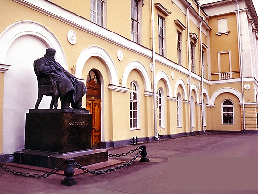Памятник А. Н. Островскому перед Малым театром