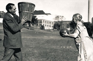 Джеймс Нейсмит с баскетбольной корзиной