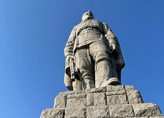 «Алёша» — памятник советскому солдату-освободителю в болгарском городе Пловдив на холме Бунарджик («Холм Освободителей»). Фото: Wingrime32 / commons.wikimedia.org / фрагмент (CC BY-SA 4.0)###https://commons.wikimedia.org/wiki/File:AlyoshaPoldivMonument.jpg
