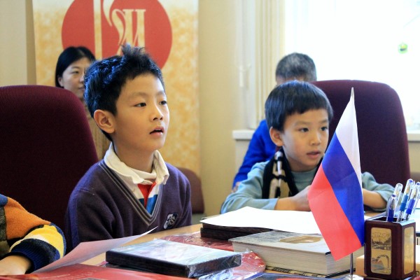 Русско китайский мальчик. Китайский мальчик учится. Malchik Kitaiskiy uchitsya. Мальчик учит русский. Как учат мальчиков в Китае.