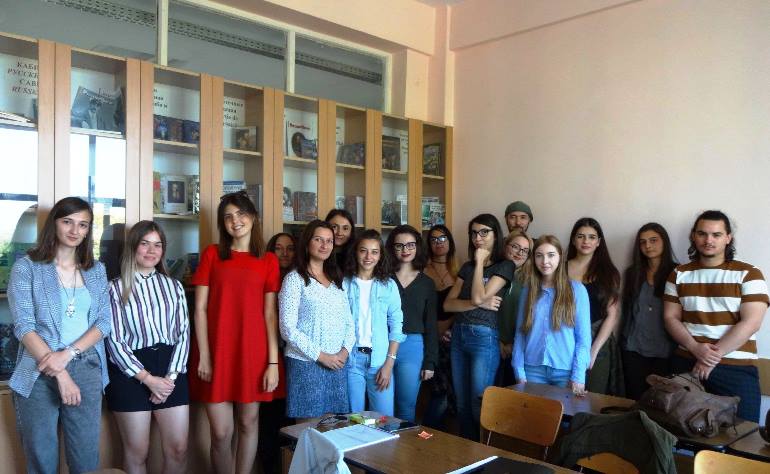 Московские студентки рассказали своим румынским коллегам о русской культуре