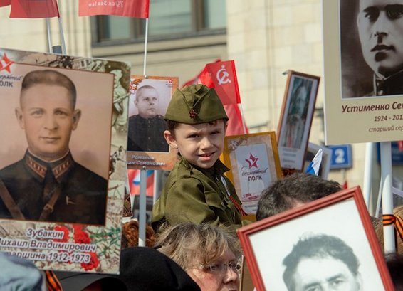 Один шагает из своего полка