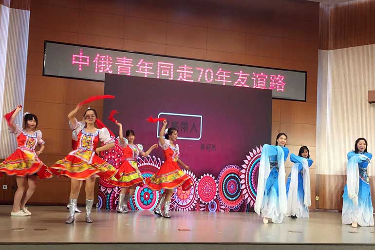 Гала-концерт, посвящённый 70-летию установления отношений между Россией и КНР, прошёл в Пекине